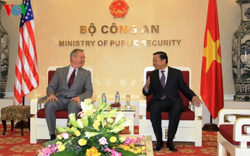 Le ministre de la Sécurité publique reçoit les ambassadeurs américain et australien - ảnh 1